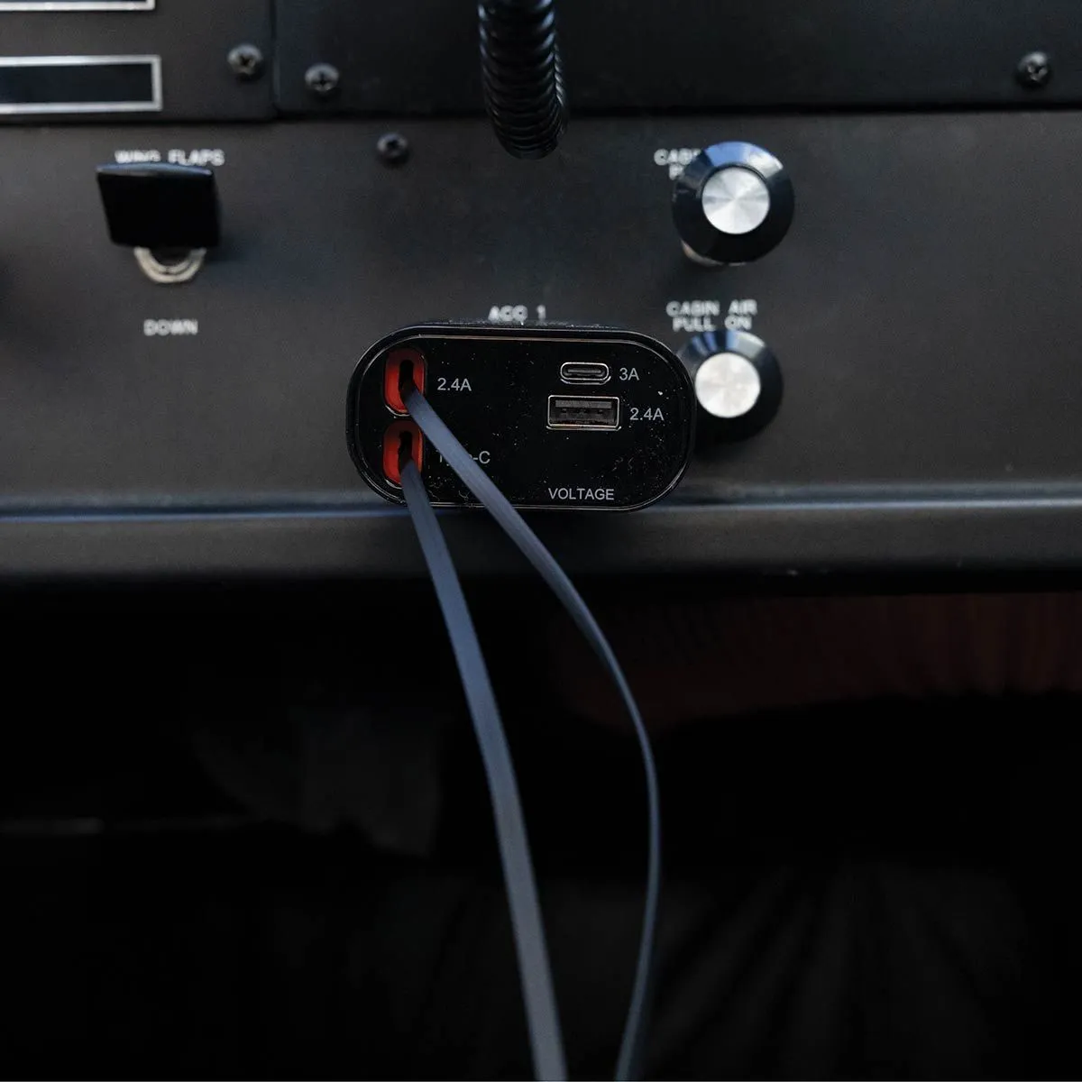 Flight Gear Retractable 12/24v charger with LED Screen 12 Flight Gear Retractable 12\/24v charger with LED Screen